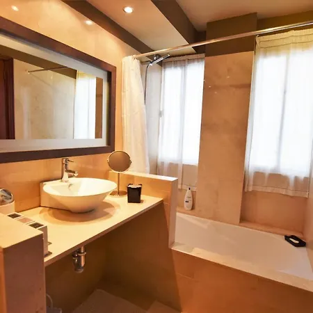 Rustic With Ocean Views Next To Beach Lejlighed